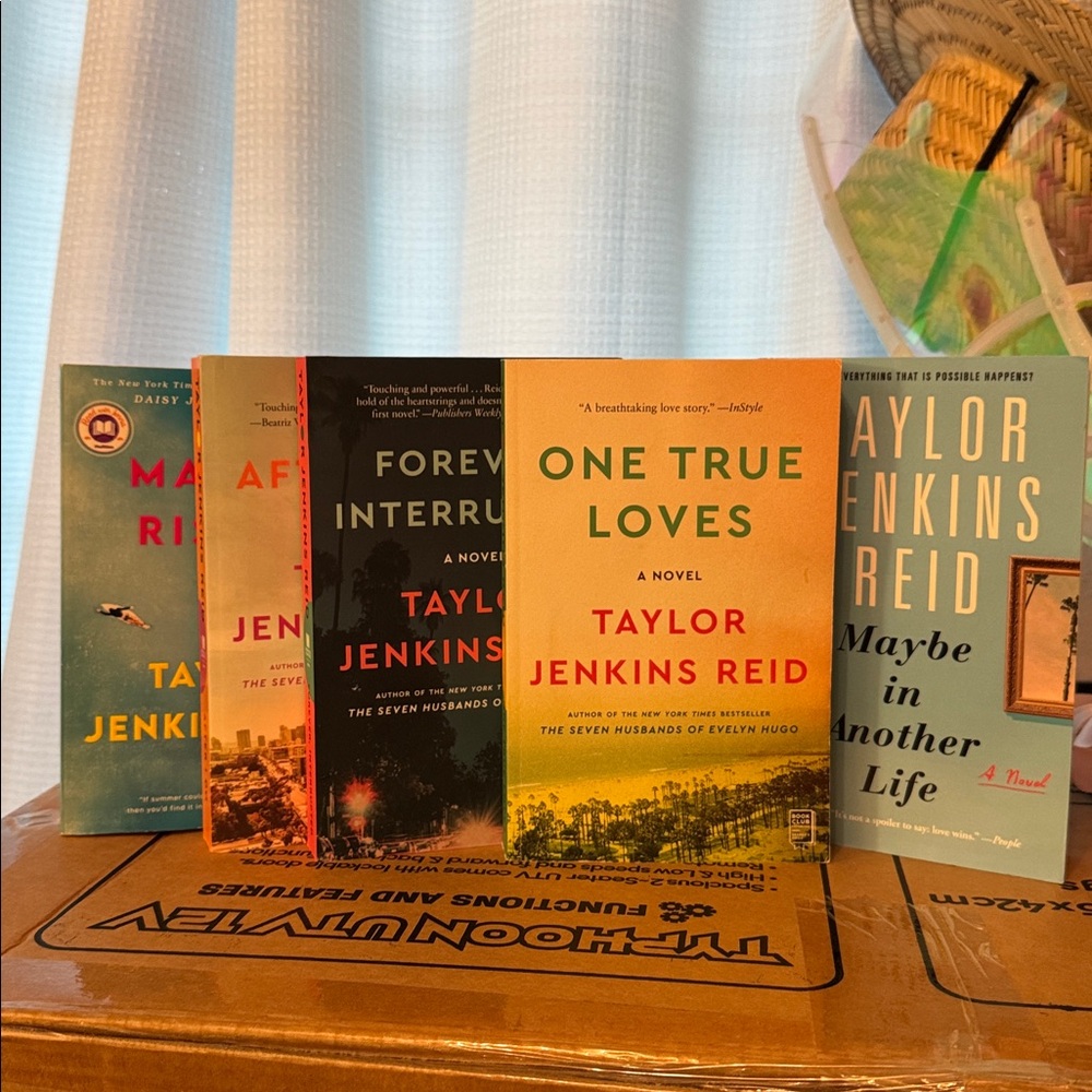Taylor Jenkins Reid (5) Book Bundle - Picture 2 of 7